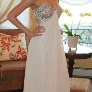 ✨ White Strapless Jovani Prom Dress ✨